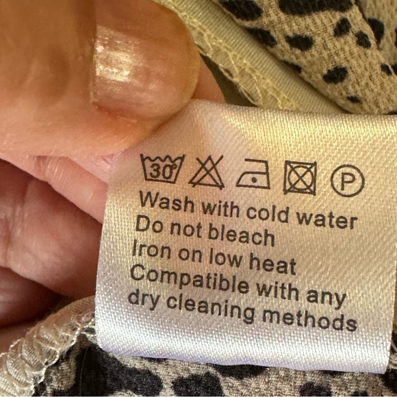 BELONGSCI. V-neckline, long  sleeves, Pullover.Tan/Black Animal Print. S… - Picture 7 of 9